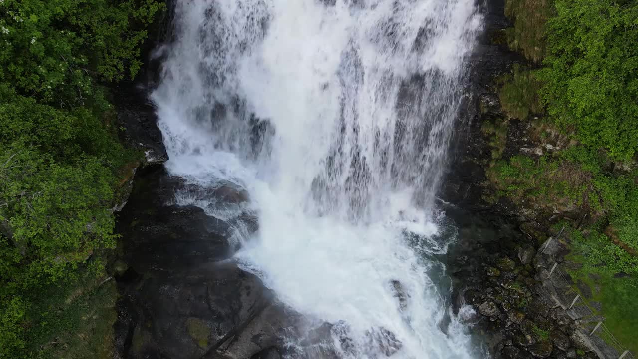 美丽的瀑布被郁郁葱葱的绿色植被包围。Geirangerfjord,挪威。视频素材