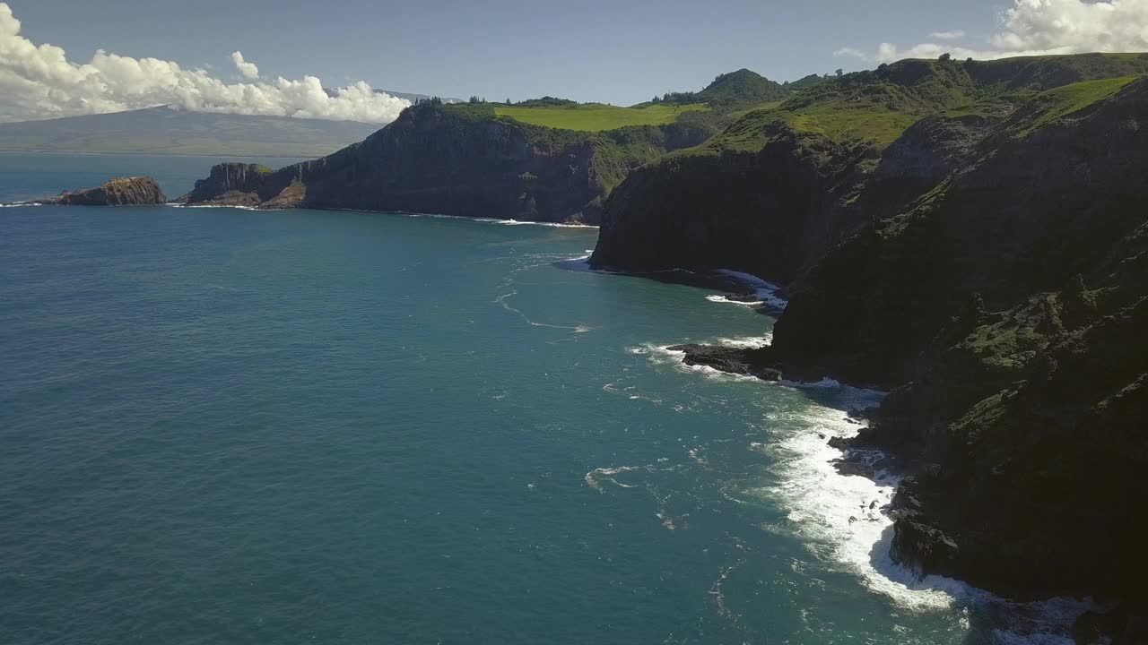 在夏威夷毛伊岛一个阳光明媚的日子里，无人机拍摄的海岸线悬崖视频素材