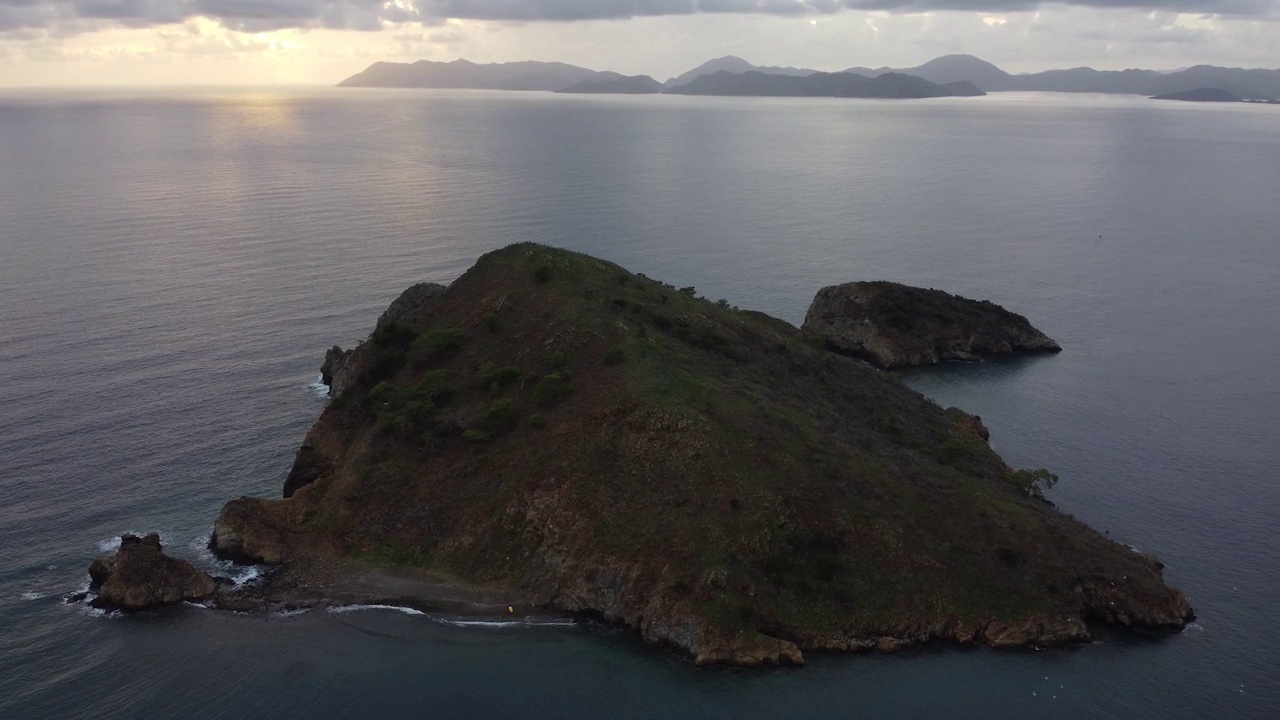 地中海的克济勒阿达群岛，从无人机上看到多云的天空视频下载