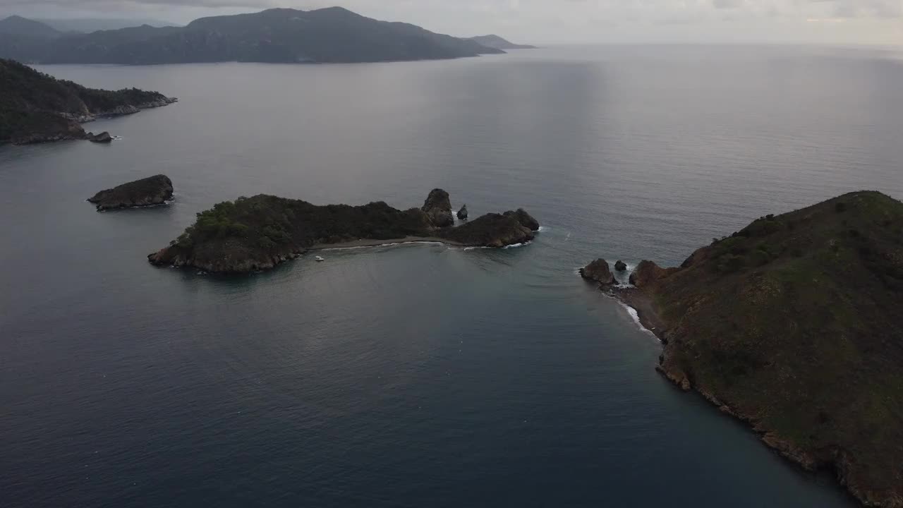 海鸥在地中海的克济勒阿达群岛与多云的天空从无人机视频下载