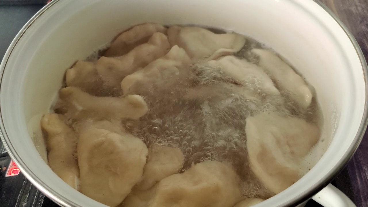 在一锅沸水里煮土豆饺子视频素材