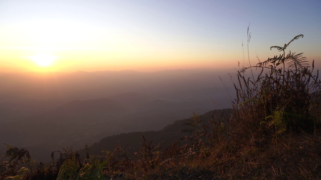 美丽的风景山绿田草草地白云蓝天晴天。雄伟的绿色风景，大山，山，云景，山谷全景，在农村绿色牧场。视频下载