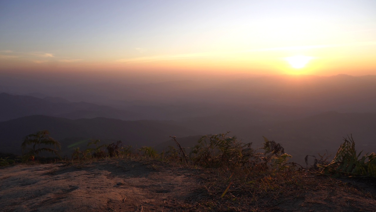 美丽的风景山绿田草草地白云蓝天晴天。雄伟的绿色风景，大山，山，云景，山谷全景，在农村绿色牧场。视频下载