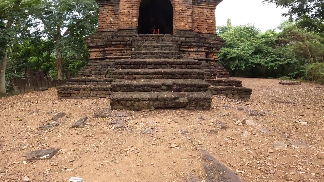 Mandapa在Wat Khao Phanom Phloeng。这座神社是唯一一座不是献给佛陀的建筑。直到今天，这里还供奉着一位名叫Chao Mae La Ong Sam Lee的当地女神。视频素材