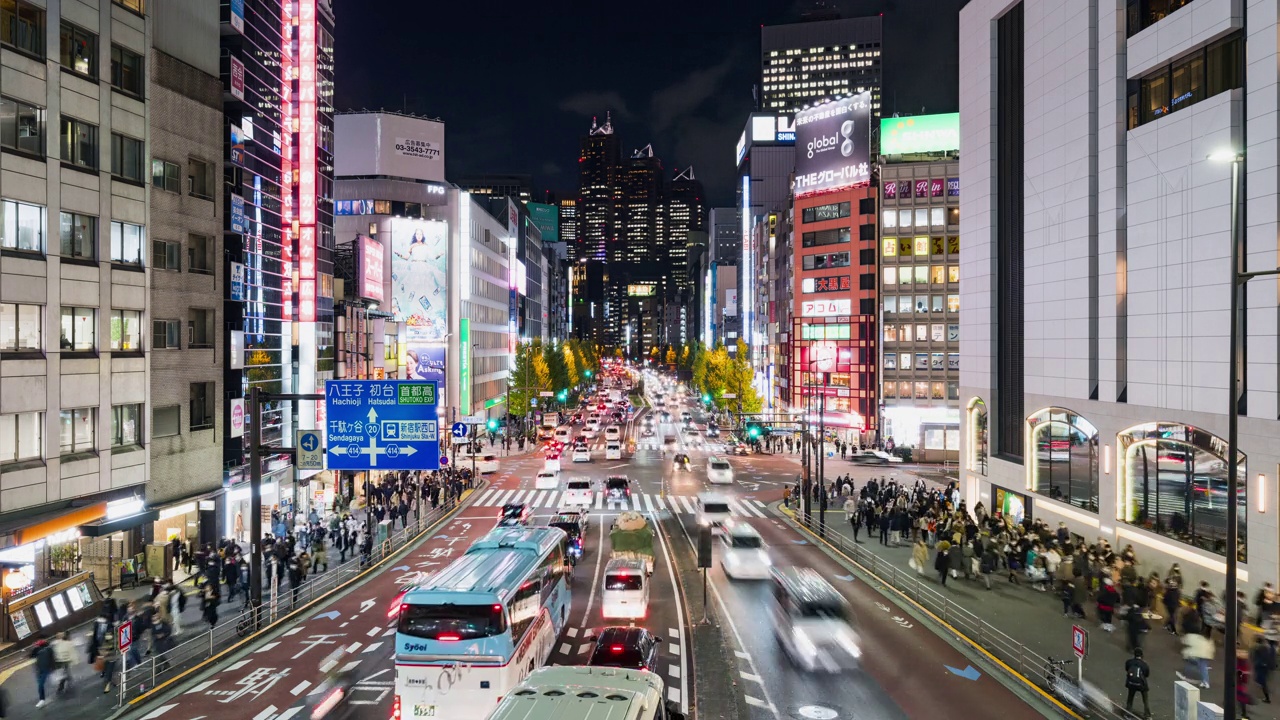 夜间汽车交通运输在十字路口，日本人走在日本东京新宿的十字路口，办公大楼的城市景观。亚洲交通，亚洲城市生活理念视频素材