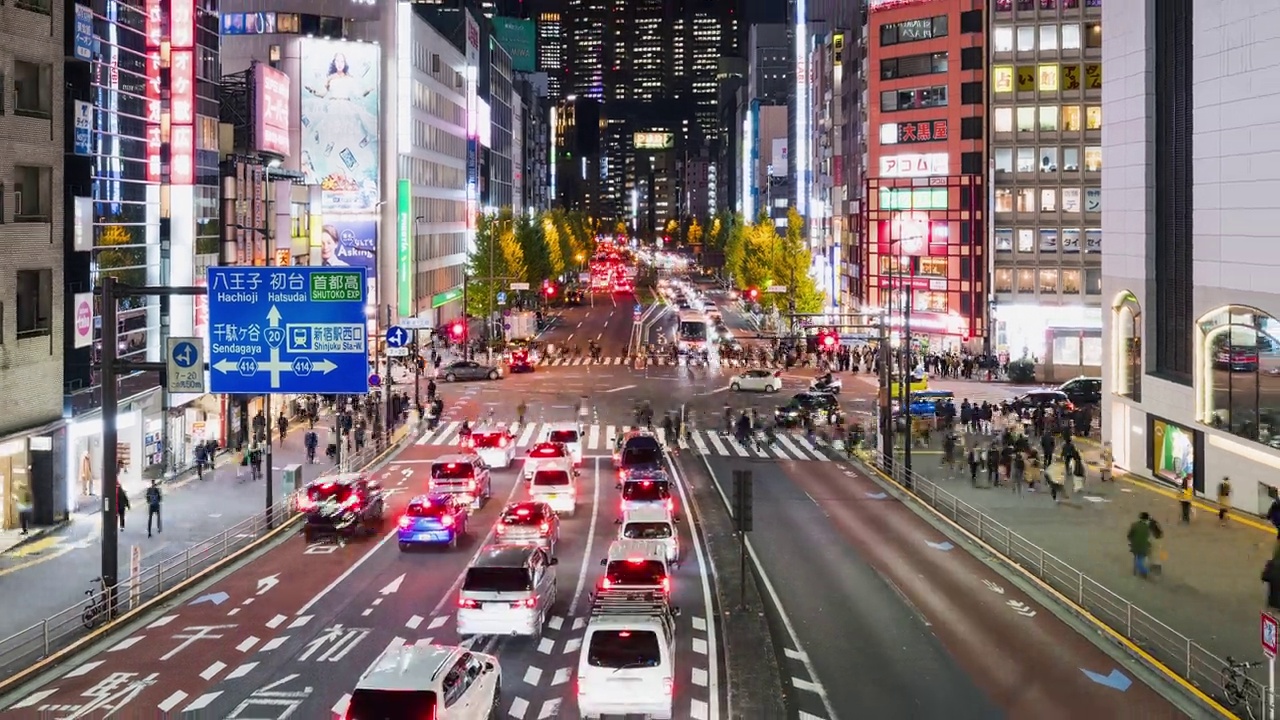 夜间汽车交通运输在十字路口，日本人走在日本东京新宿的十字路口，办公大楼的城市景观。亚洲交通，亚洲城市生活理念视频素材