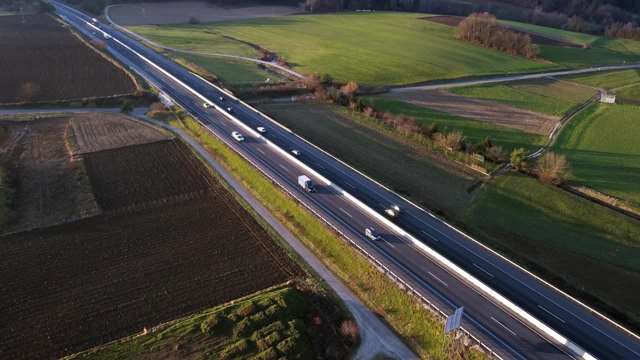 在高速公路上行驶的汽车鸟瞰图视频素材