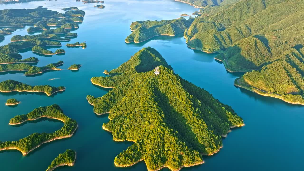 中国浙江省杭州市千岛湖自然风光的航拍照片。视频素材