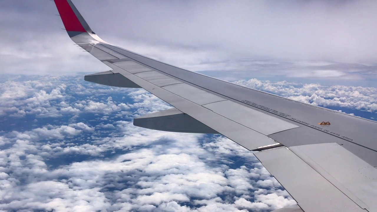 plane flying over a sea of ​​white clouds视频下载