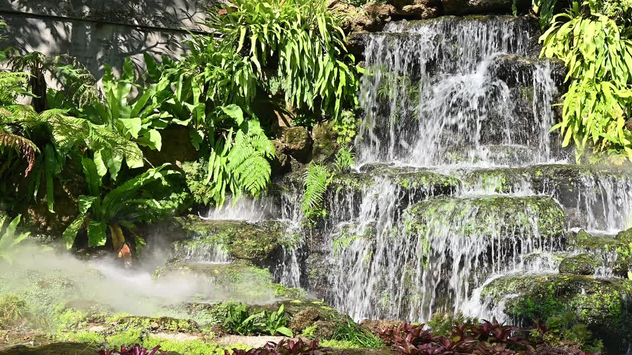 观赏园中大型人工瀑布流出的水。视频素材