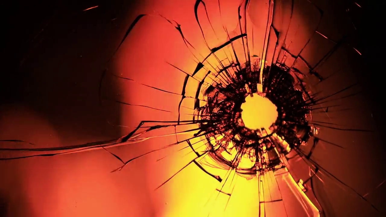 火灾背景下玻璃上的裂缝视频下载