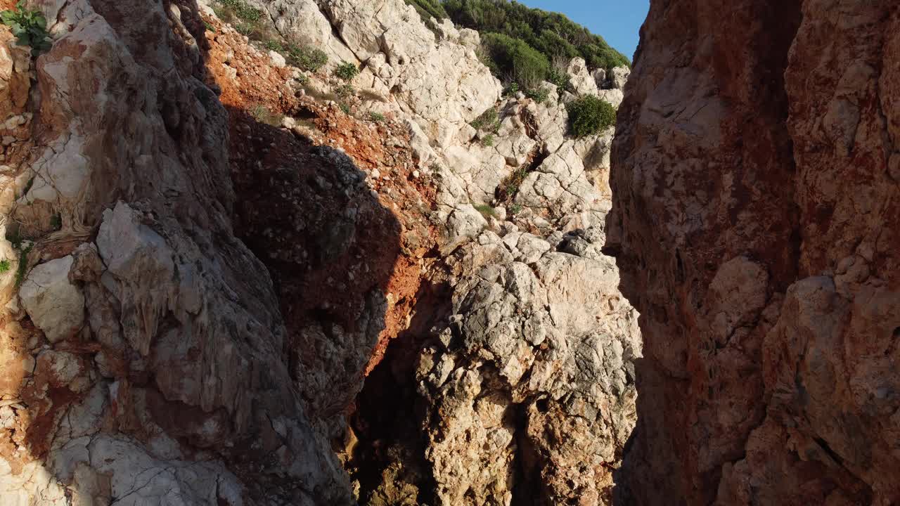 地中海中无人岛的岩石。Uc adalar群岛。视频下载