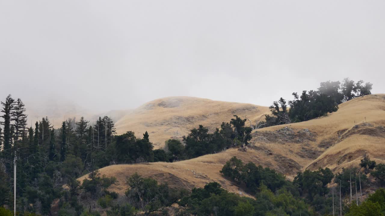 大苏尔时间推移海洋层通过山脉加州中部海岸线视频素材