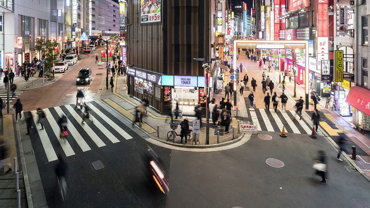 夜间城市景观时间流逝的汽车交通运输，拥挤的日本人，旅行者走在新宿购物街，东京市。亚洲旅游旅游或日本娱乐夜生活概念视频素材