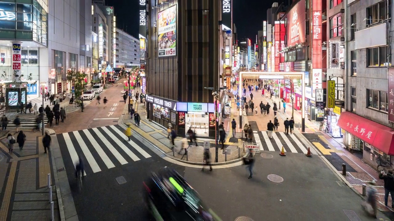 夜间城市景观时间流逝的汽车交通运输，拥挤的日本人，旅行者走在新宿购物街，东京市。亚洲旅游旅游或日本娱乐夜生活概念视频素材