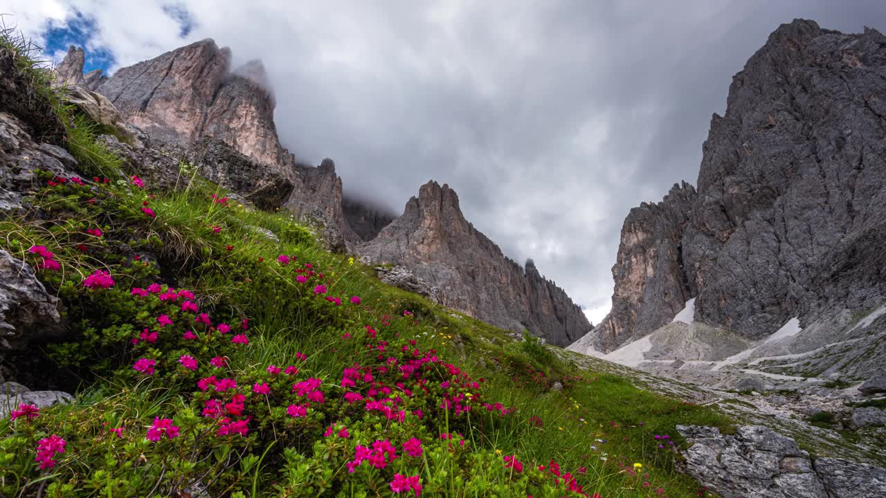 Dolomites的Sella Group山脉的延时4K镜头视频下载