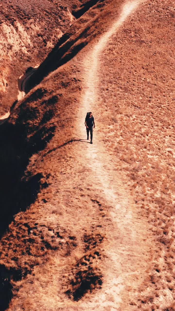 旅行者攀登沙山的鸟瞰图视频素材