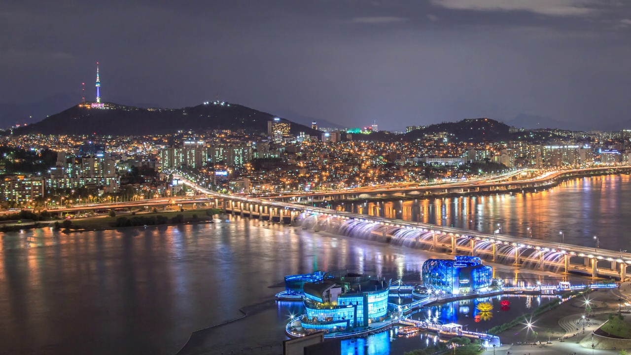 夜景-市中心和汉江，Some Sevit和盘浦大桥/龙山区和瑞草区，首尔，韩国视频素材