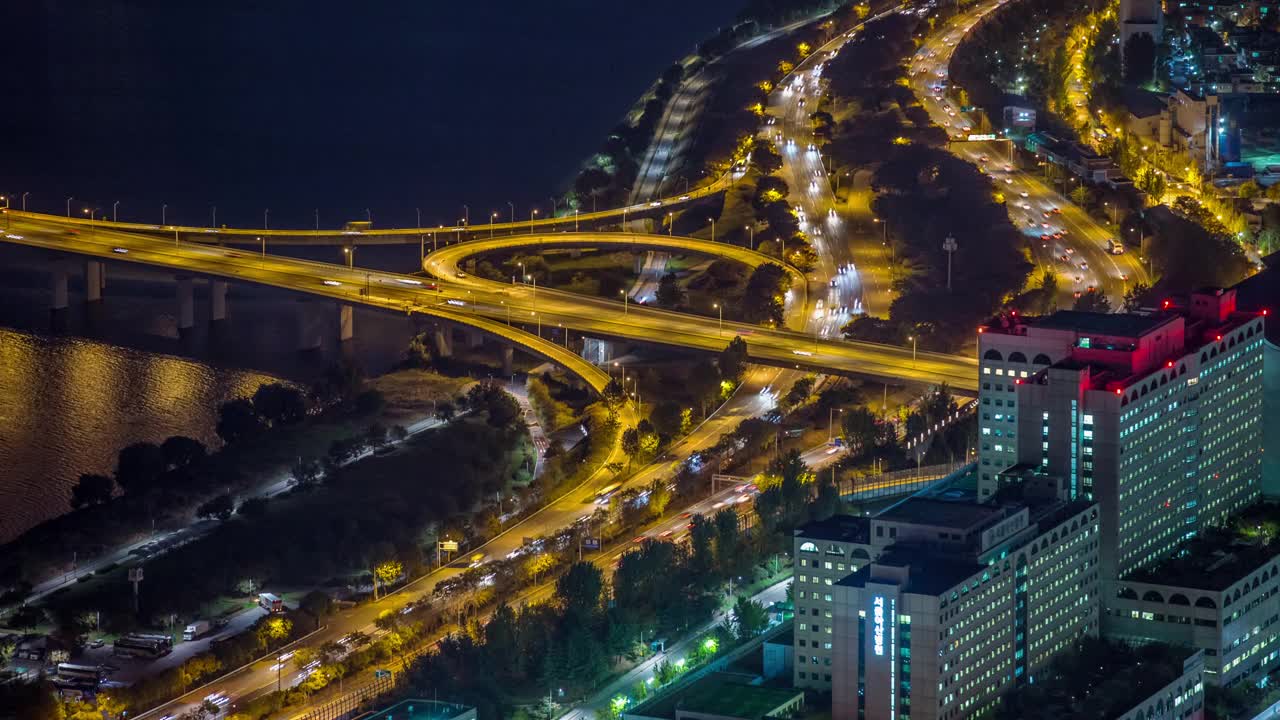 夜景——首尔松坡区，汉江和奥林匹克大桥附近的市中心视频素材