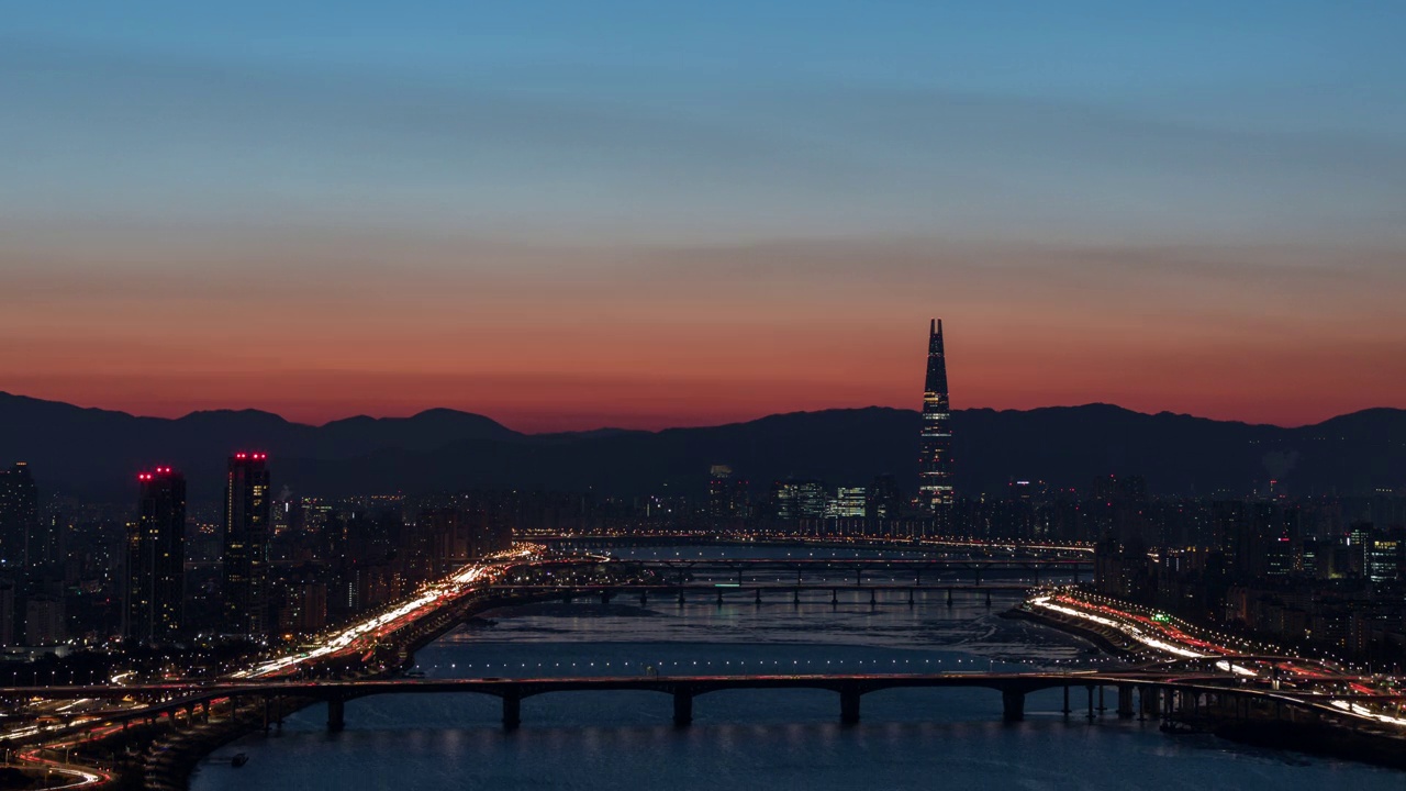 韩国首尔松坡区蚕室区汉江和乐天世界大厦附近的市中心日出视频素材