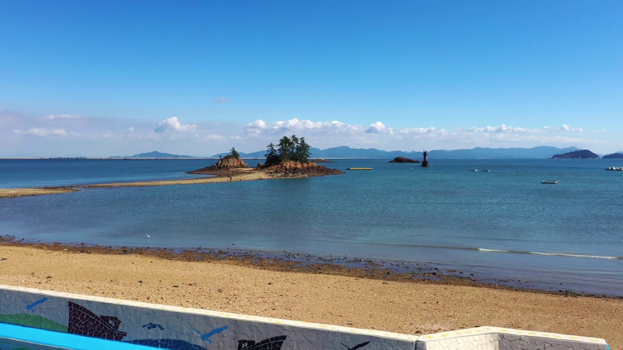 韩国全北的文余岛、鸟桐岛和大海/群山市的风景视频素材