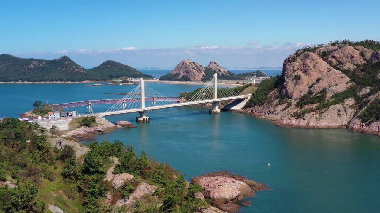 韩国全北郡山市，善游岛，海滩和大海的长子桥风景视频素材