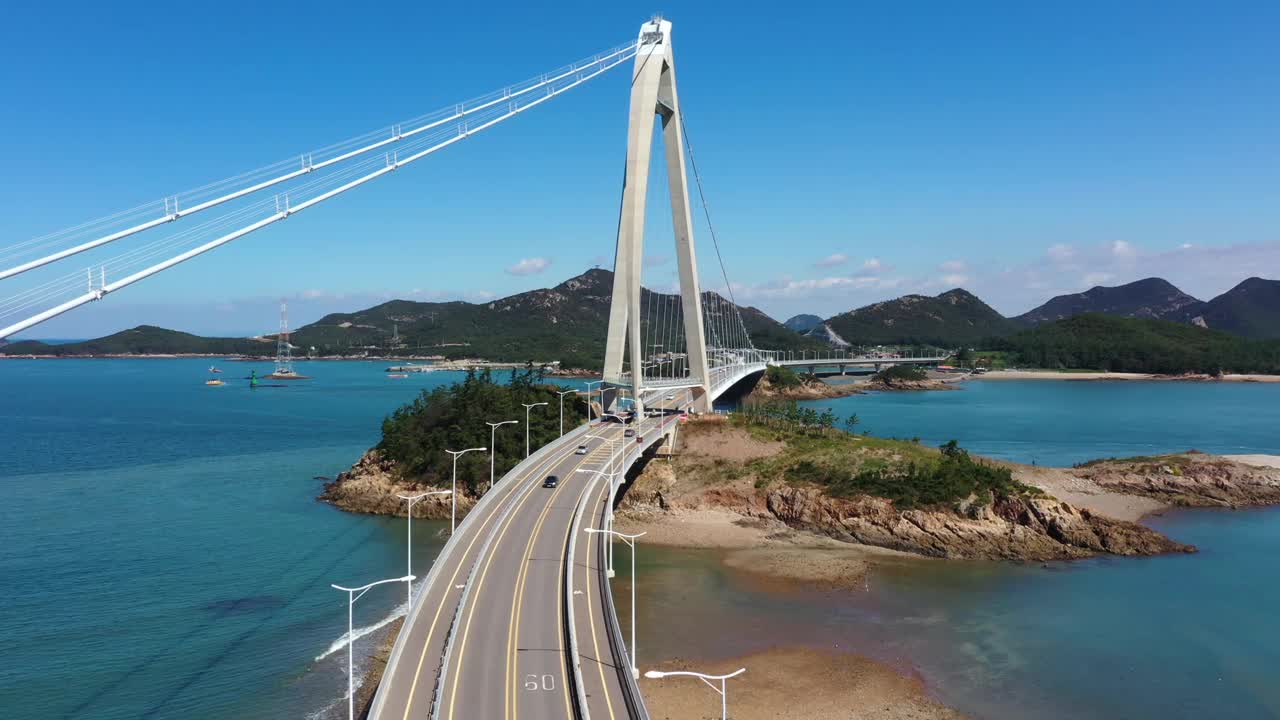 韩国全北郡山市大岳山、高郡山桥、大海和文余岛的风景视频素材