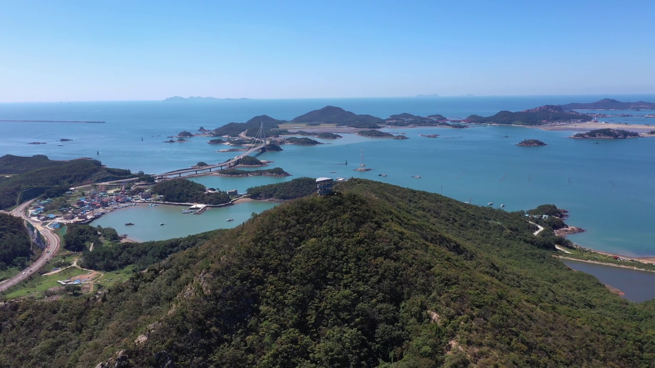 韩国全北郡山市大岳山、高郡山桥、大海和文余岛的风景视频素材