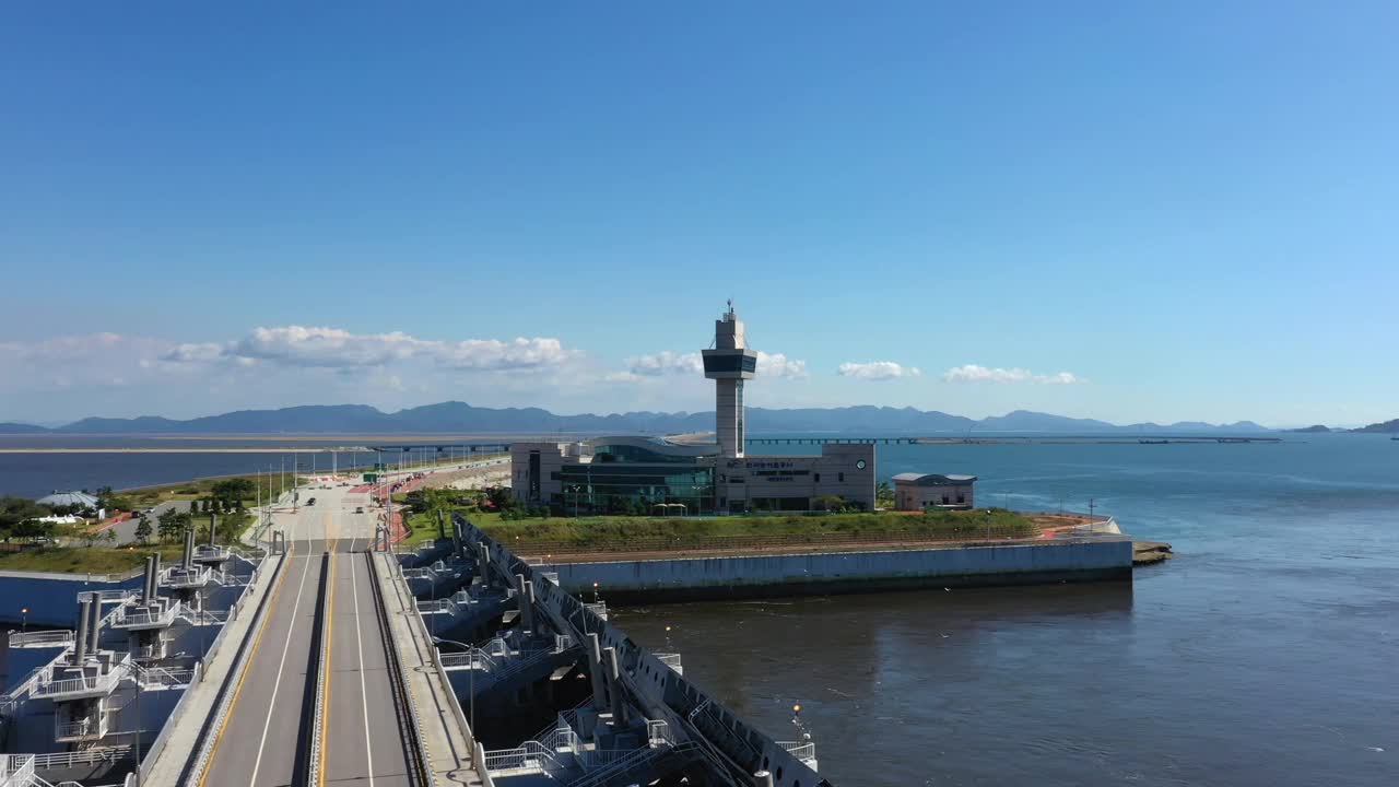 韩国全北郡山市新万金堤、排水闸和大海的风景视频素材