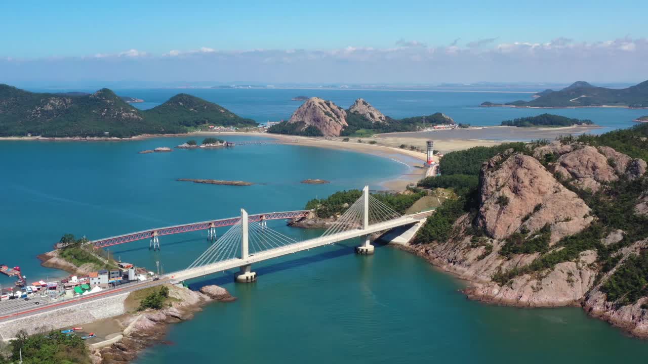 韩国全北郡山市，善游岛，海滩和大海的长子桥风景视频素材