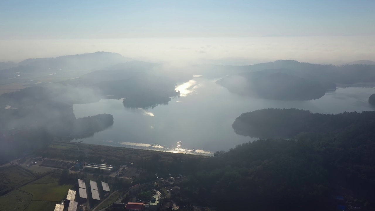 韩国全北郡山市群山湖(玉山水库)的云海视频素材