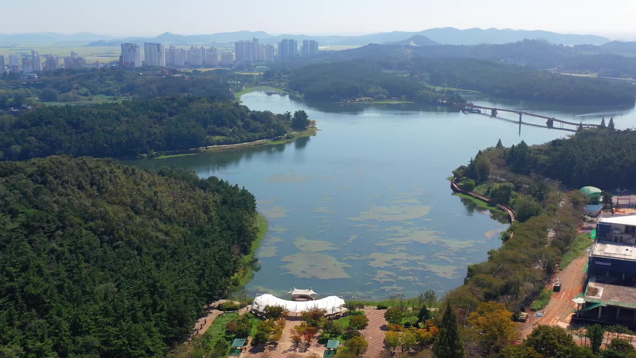 韩国全北郡山市银帕湖公园的风景视频素材