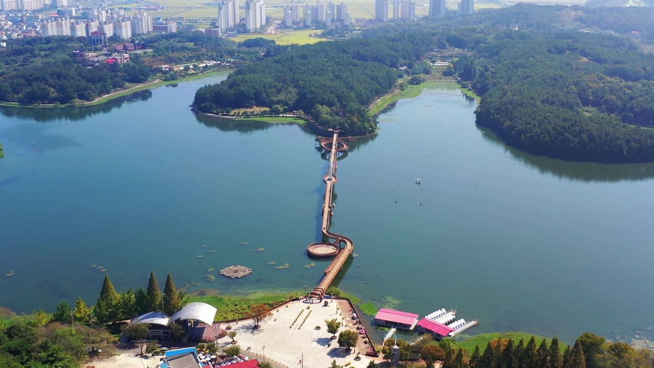 韩国全北郡山市银帕湖公园的风景视频素材