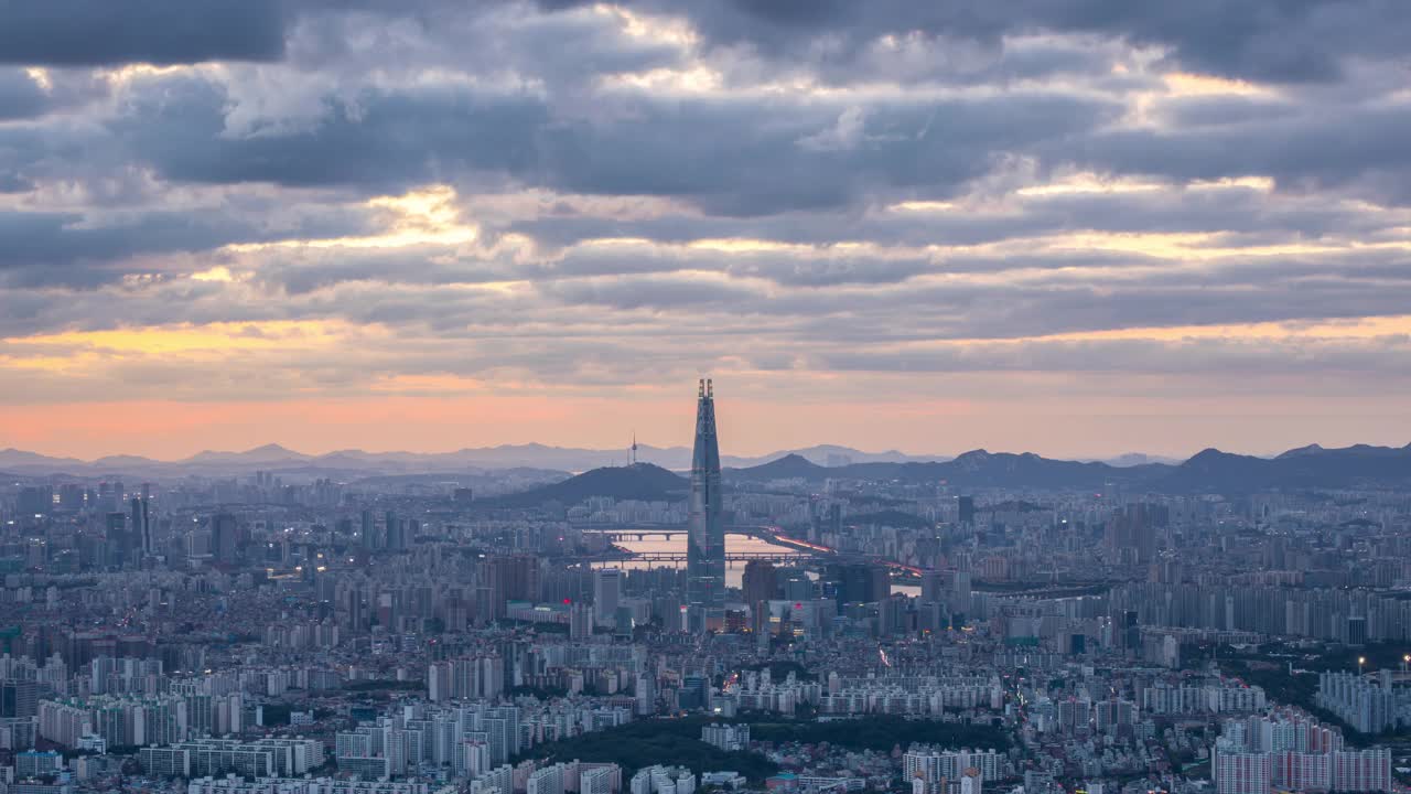 韩国首尔松坡区蚕室区汉江和乐天世界大厦附近的市中心视频素材