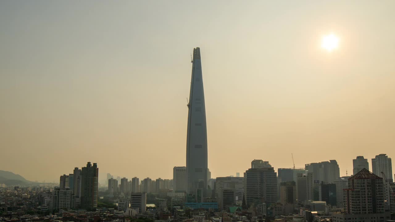 白天和晚上——首尔蚕室区/松坡区乐天世界塔附近的市中心视频素材