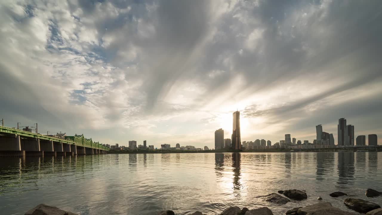 在韩国首尔汝矣岛区/永登浦区，日夜在汉江和市中心附近视频素材