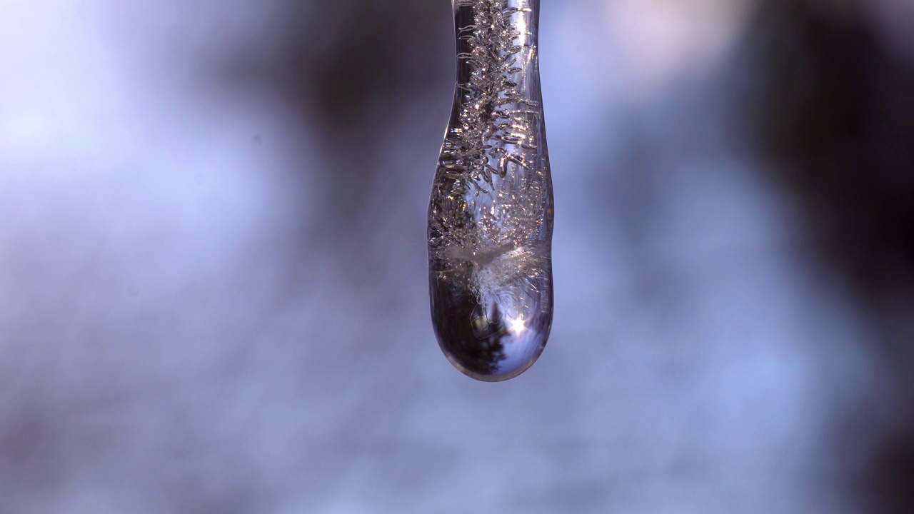 从冰柱上流出的水滴视频素材