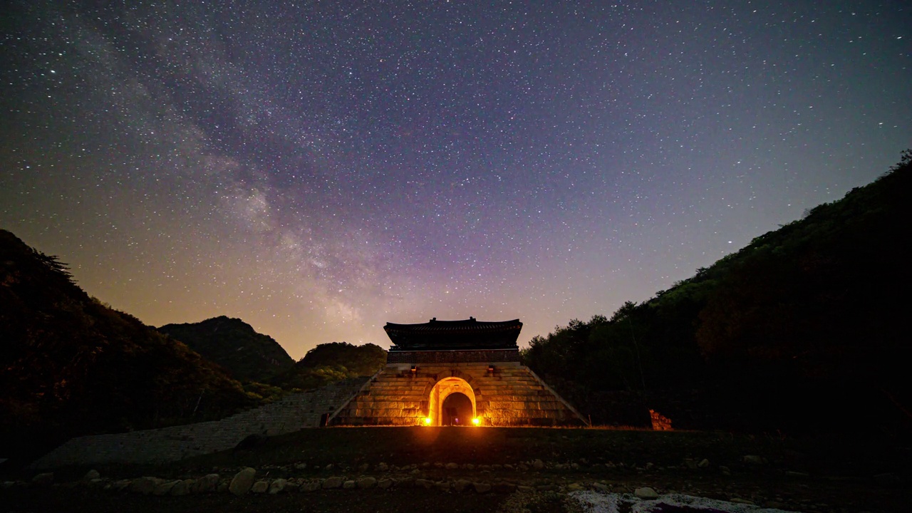 韩国忠清北道堤川市德陆山城上空的银河视频素材