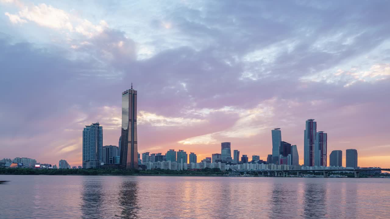 在韩国首尔汝矣岛区/永登浦区，日夜在汉江和市中心附近视频素材