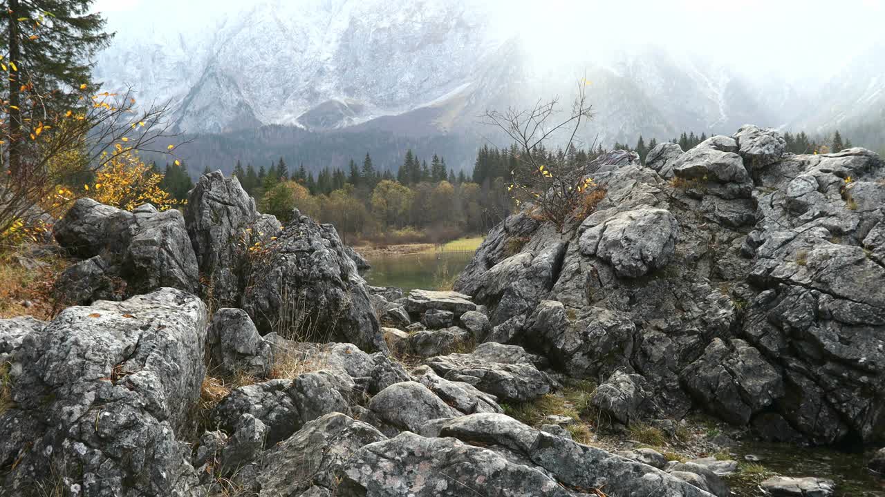 中年成年女子徒步旅行在秋季弗辛的高山湖附近视频素材