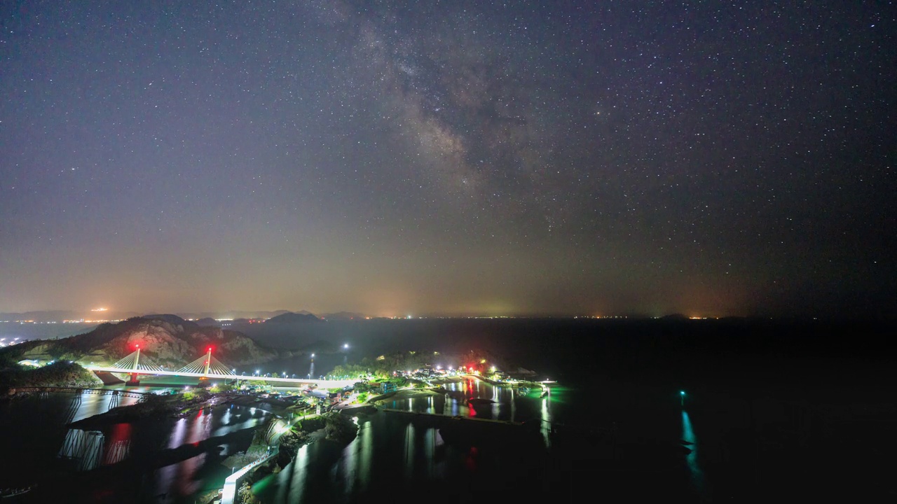 韩国全北郡山市善游岛(Seonyudo Island / gunsansi)附近的夜景和星系视频素材