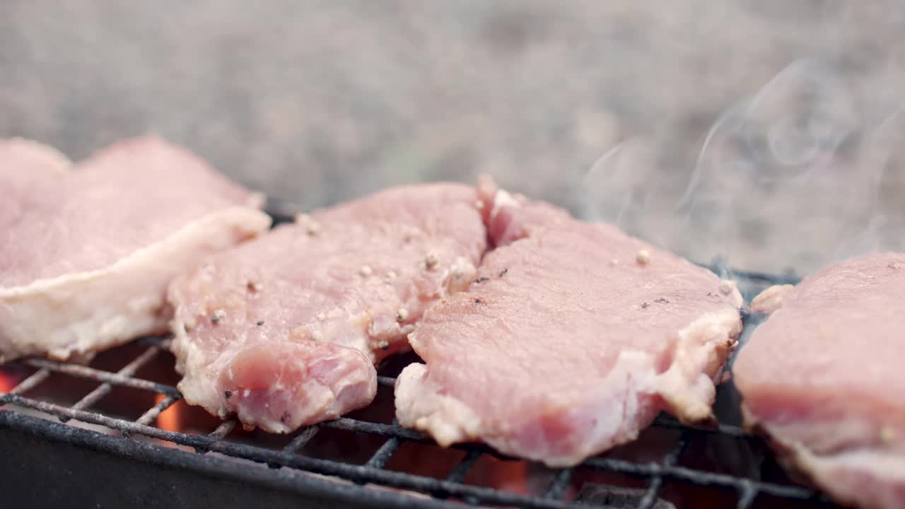 肉热烧烤与木炭和火焰视频素材