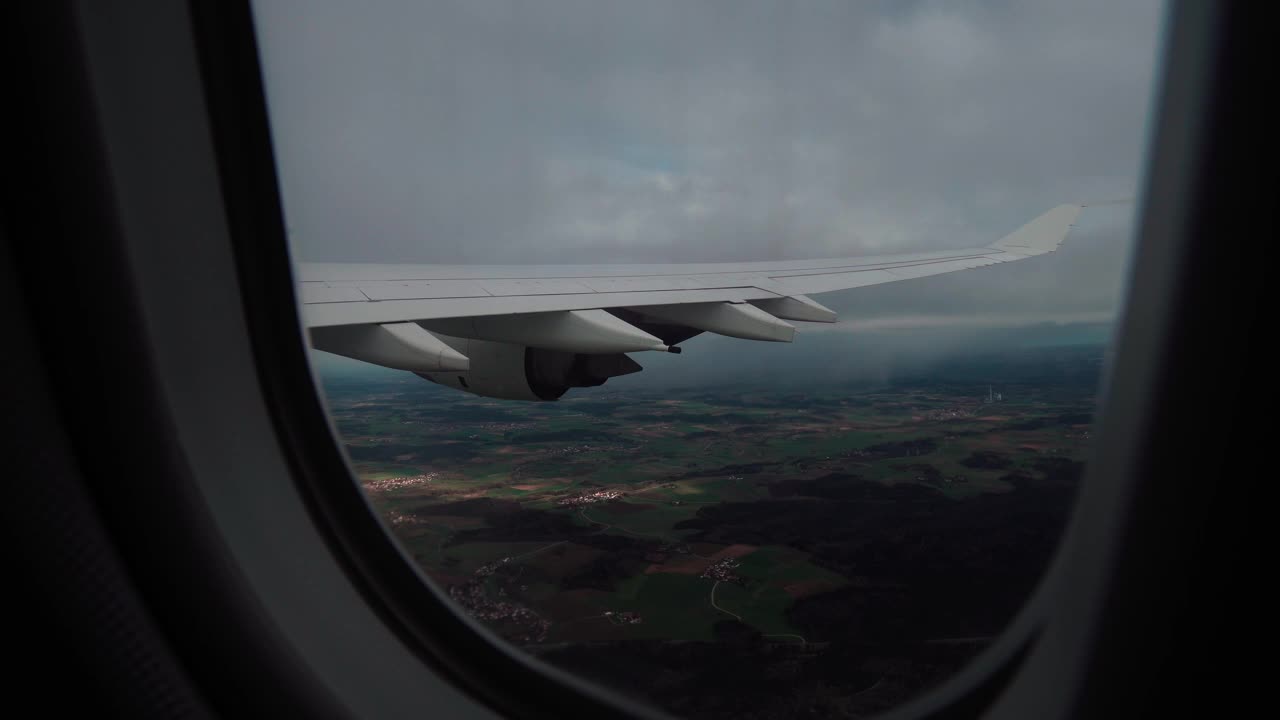 飞机在云中飞行，旅行和交通概念。透过飞机窗户看风景视频素材