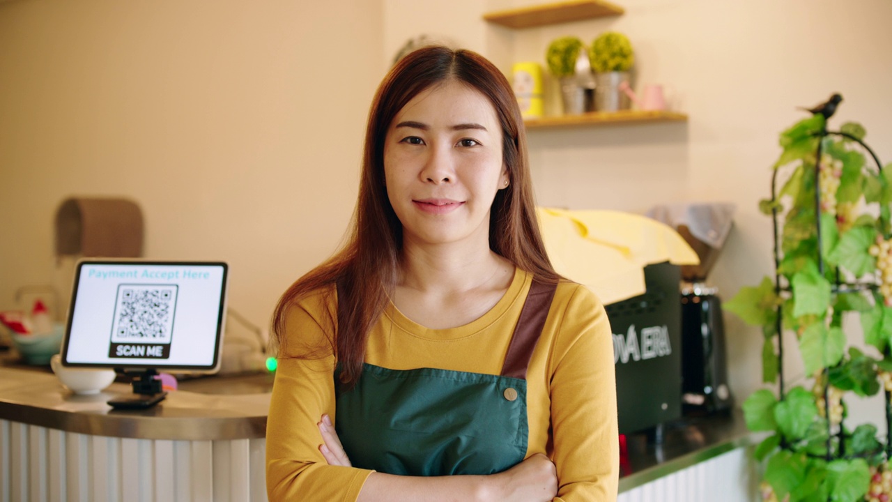 小企业主的女人看着相机在咖啡馆视频素材