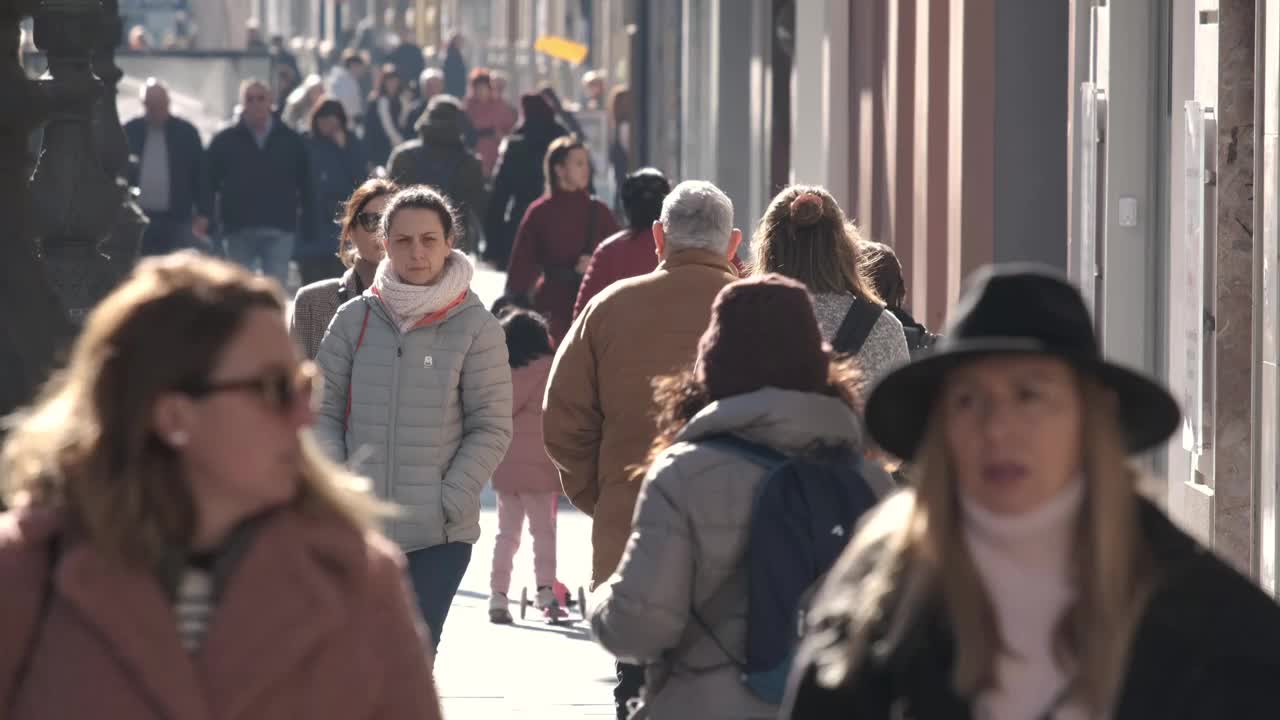 在一个欧洲大城市里，人们在人行道上走动。时间流逝。4 k。视频素材