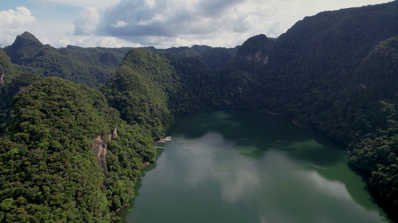 马来西亚兰卡威，大阳邦廷岛淡水湖的宁静景色。空中侧视频素材