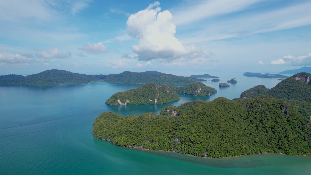 马来西亚兰卡威岛大阳邦廷湖的航拍全景图。视频素材