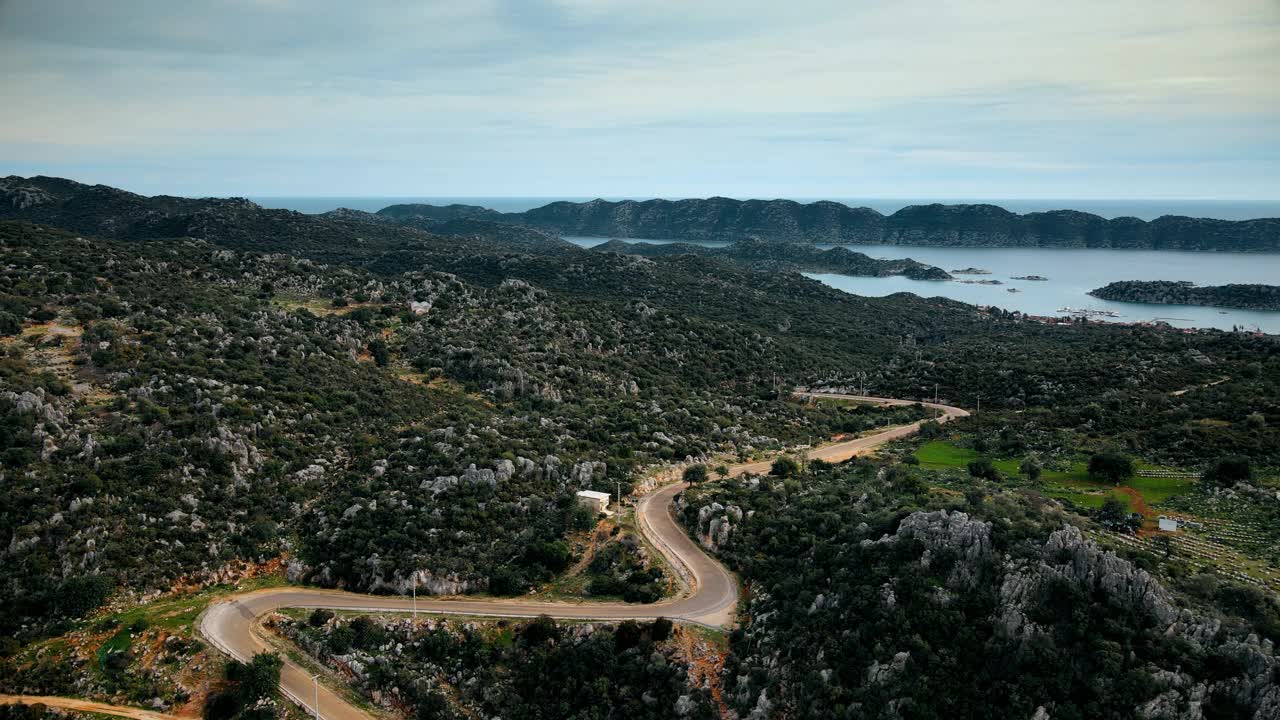 晚上，无人机俯瞰美丽的蜿蜒山路，从山到海视频素材