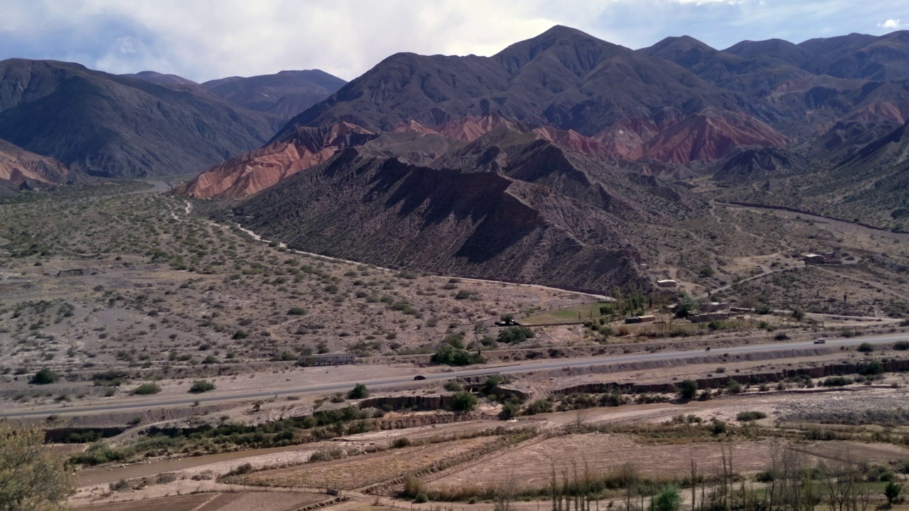 “Quebrada de Humahuaca”的概貌，这是一个狭窄的山谷，位于阿根廷西北部的Jujuy省。视频素材