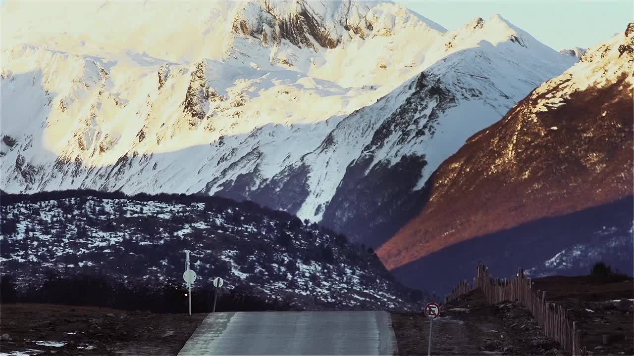 南美洲阿根廷火地岛省首府乌斯怀亚附近的公路上的汽车。视频素材